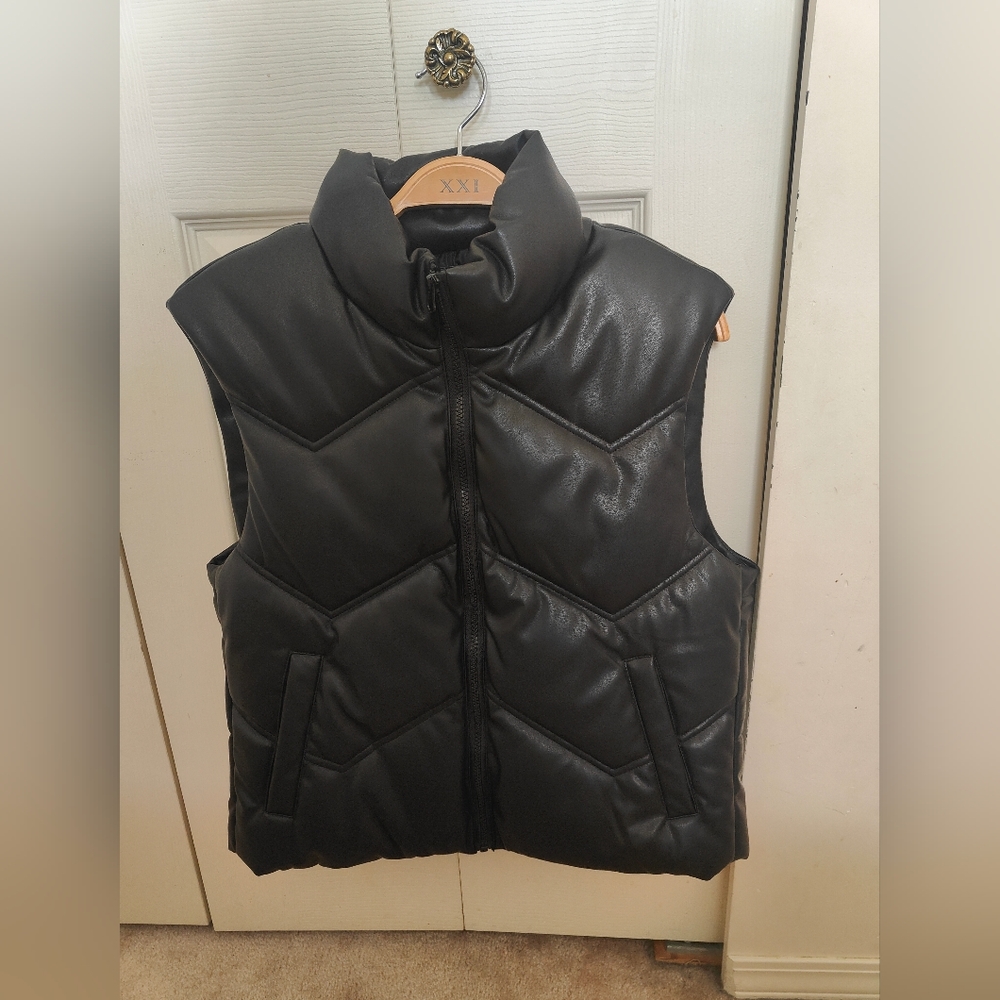 NWOT Ci Sono faux leather puffer vest